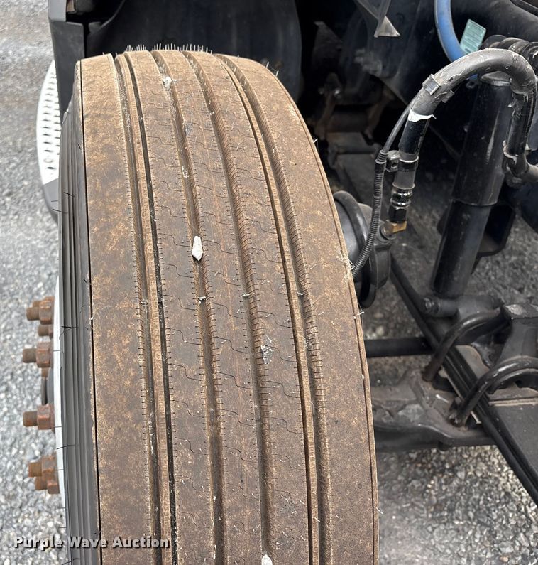 image for item EU7066 2022 Kenworth T680 semi truck