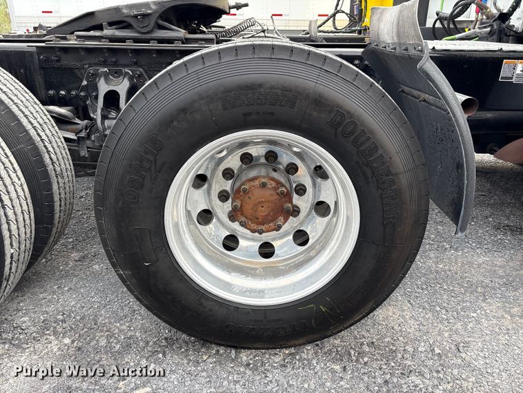 image for item EU7066 2022 Kenworth T680 semi truck