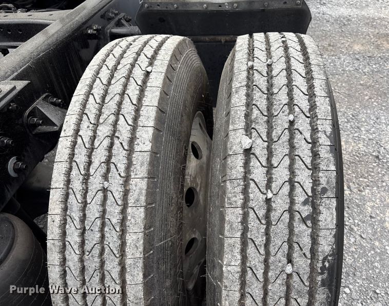 image for item EU7066 2022 Kenworth T680 semi truck