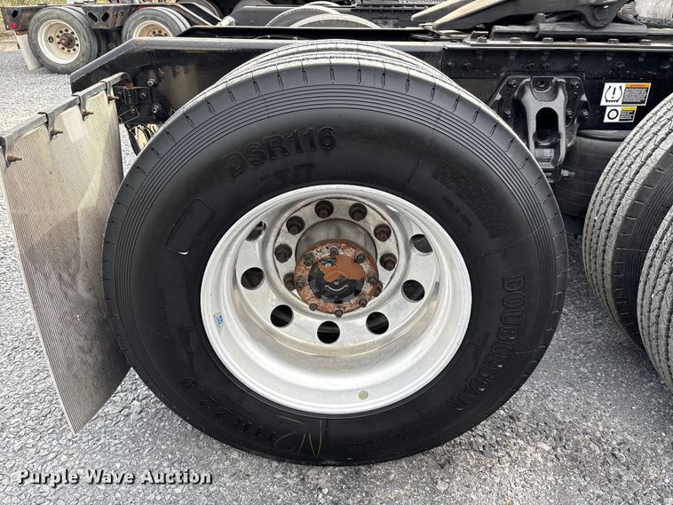 image for item EU7066 2022 Kenworth T680 semi truck