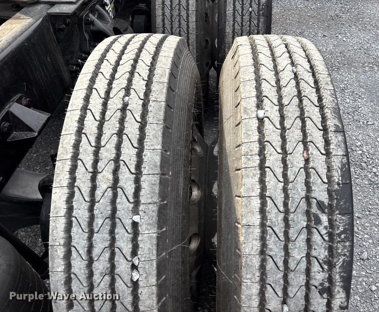 image for item EU7066 2022 Kenworth T680 semi truck