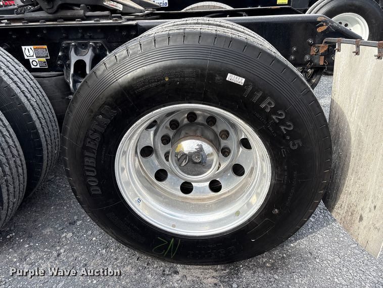 image for item EU7066 2022 Kenworth T680 semi truck