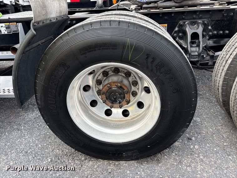 image for item EU7066 2022 Kenworth T680 semi truck