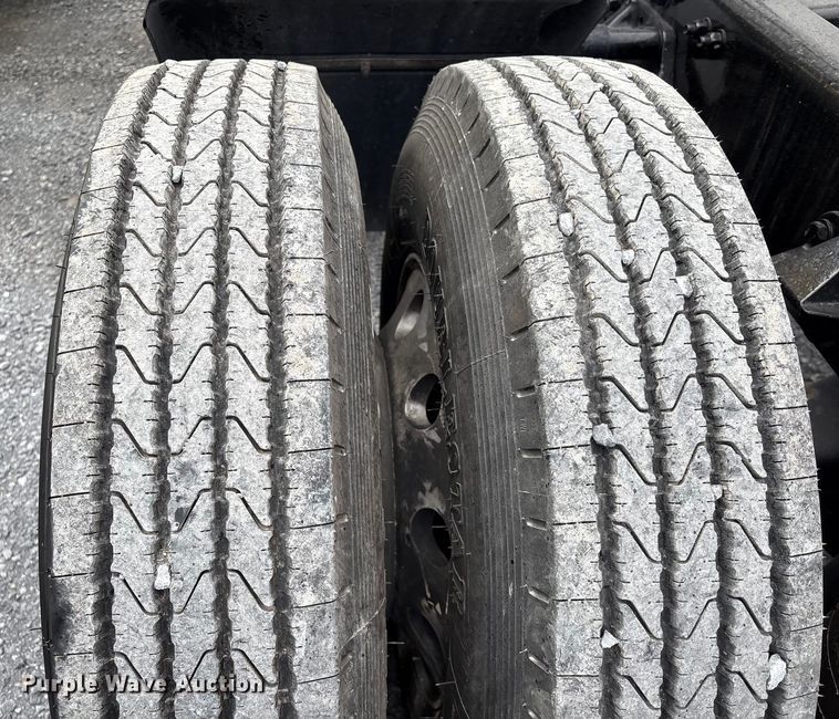 image for item EU7066 2022 Kenworth T680 semi truck