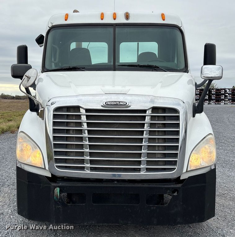 image for item EU7090 2010 Freightliner Cascadia semi truck