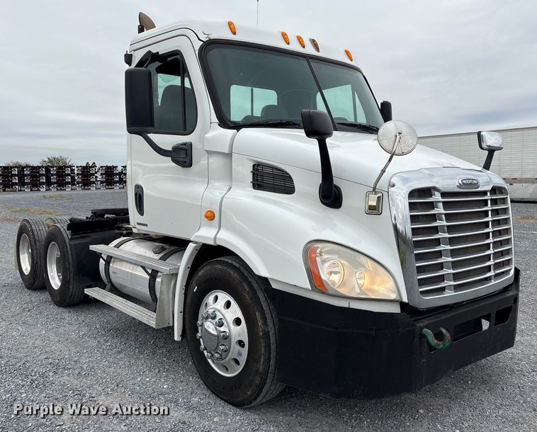 image for item EU7090 2010 Freightliner Cascadia semi truck