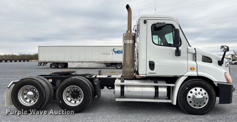 image for item EU7090 2010 Freightliner Cascadia semi truck