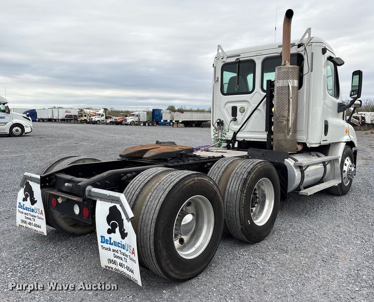 image for item EU7090 2010 Freightliner Cascadia semi truck