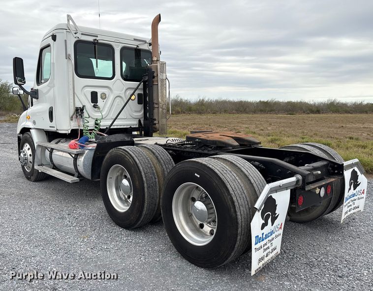 image for item EU7090 2010 Freightliner Cascadia semi truck