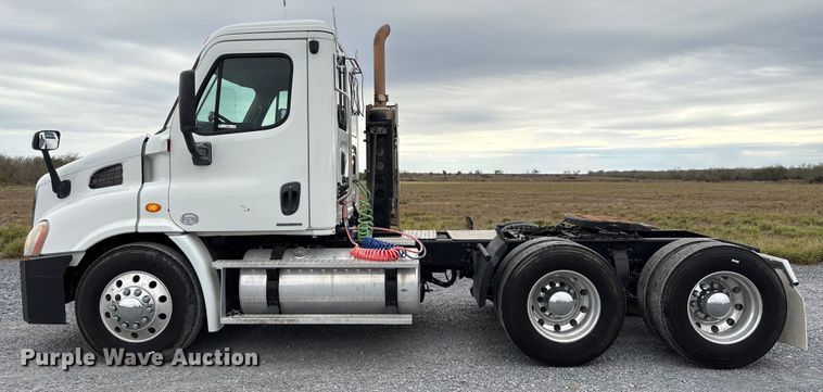 image for item EU7090 2010 Freightliner Cascadia semi truck