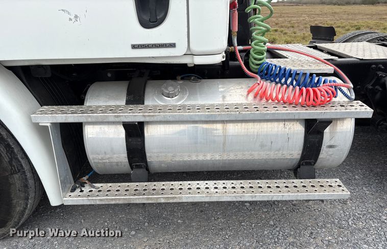 image for item EU7090 2010 Freightliner Cascadia semi truck