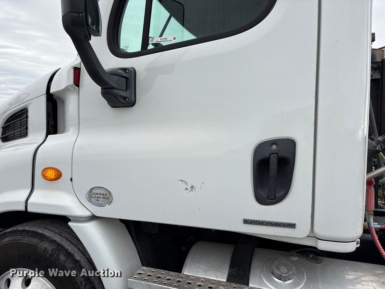 image for item EU7090 2010 Freightliner Cascadia semi truck