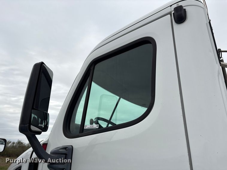 image for item EU7090 2010 Freightliner Cascadia semi truck