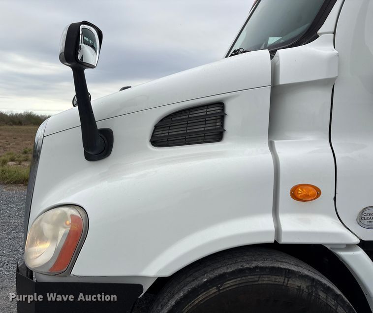 image for item EU7090 2010 Freightliner Cascadia semi truck