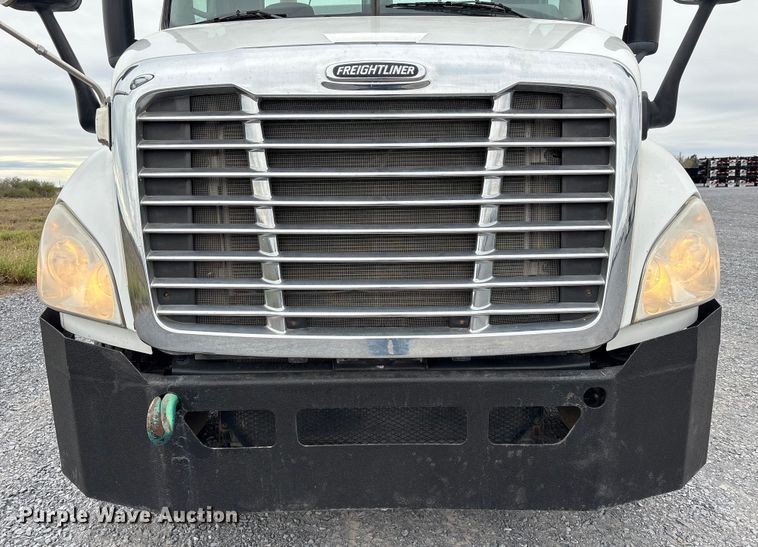 image for item EU7090 2010 Freightliner Cascadia semi truck