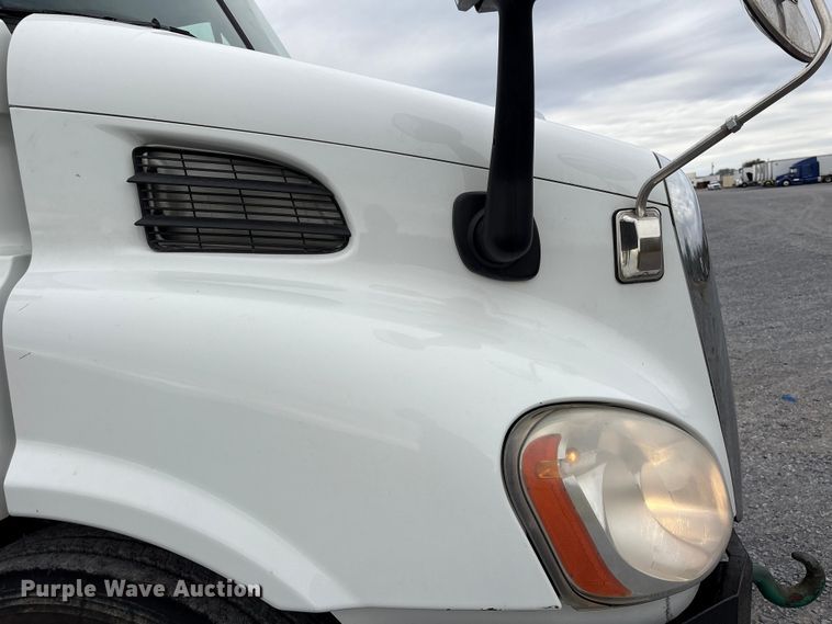 image for item EU7090 2010 Freightliner Cascadia semi truck