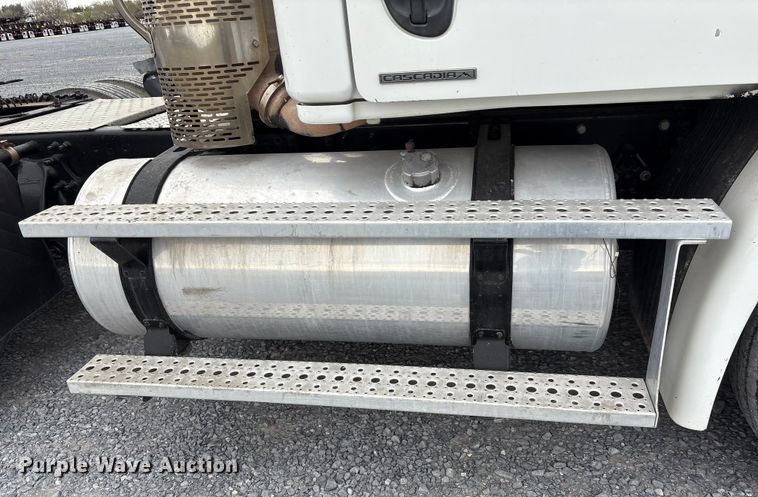 image for item EU7090 2010 Freightliner Cascadia semi truck