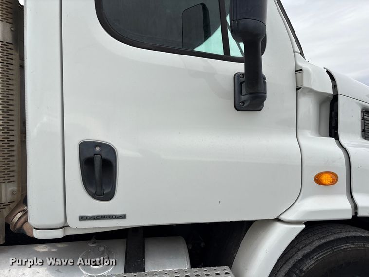 image for item EU7090 2010 Freightliner Cascadia semi truck