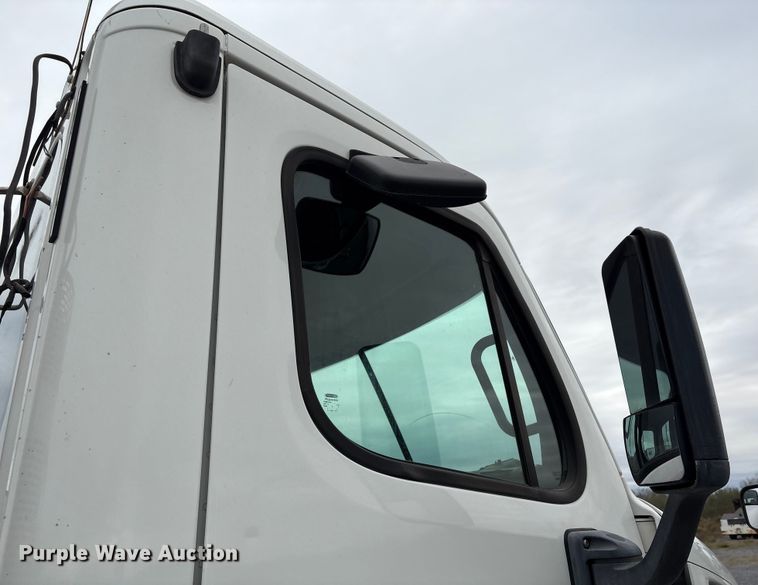 image for item EU7090 2010 Freightliner Cascadia semi truck