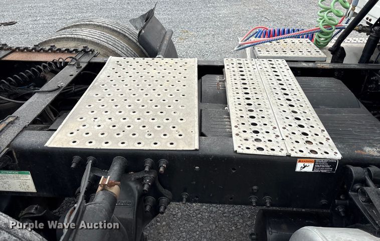 image for item EU7090 2010 Freightliner Cascadia semi truck