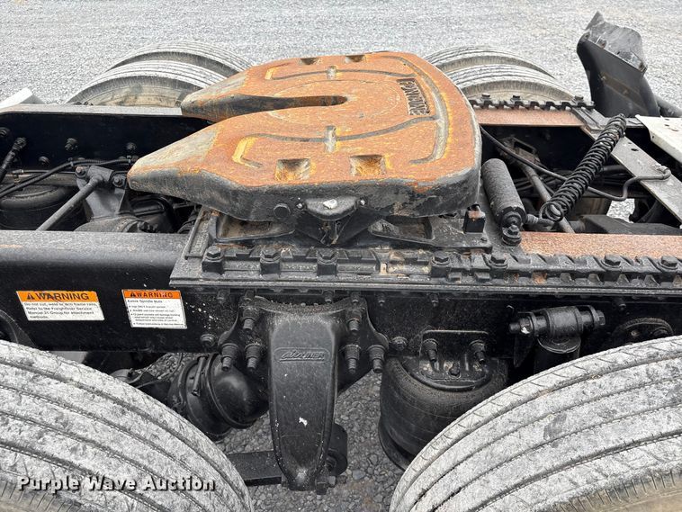 image for item EU7090 2010 Freightliner Cascadia semi truck