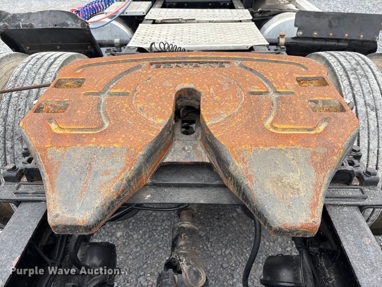 image for item EU7090 2010 Freightliner Cascadia semi truck