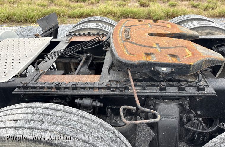 image for item EU7090 2010 Freightliner Cascadia semi truck