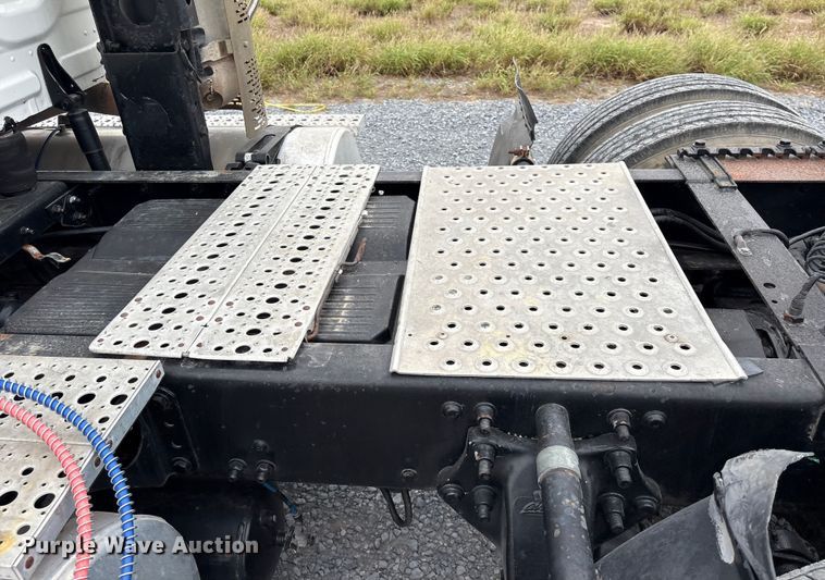 image for item EU7090 2010 Freightliner Cascadia semi truck