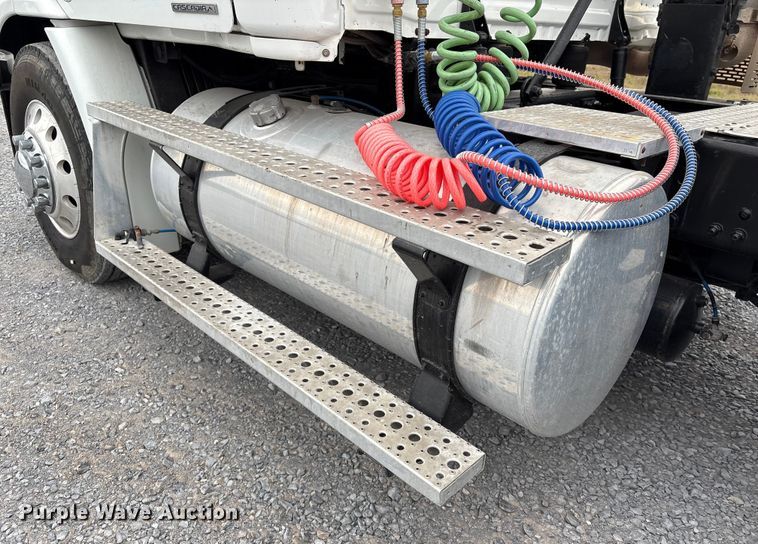 image for item EU7090 2010 Freightliner Cascadia semi truck