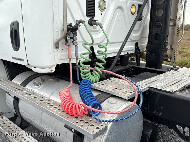 image for item EU7090 2010 Freightliner Cascadia semi truck