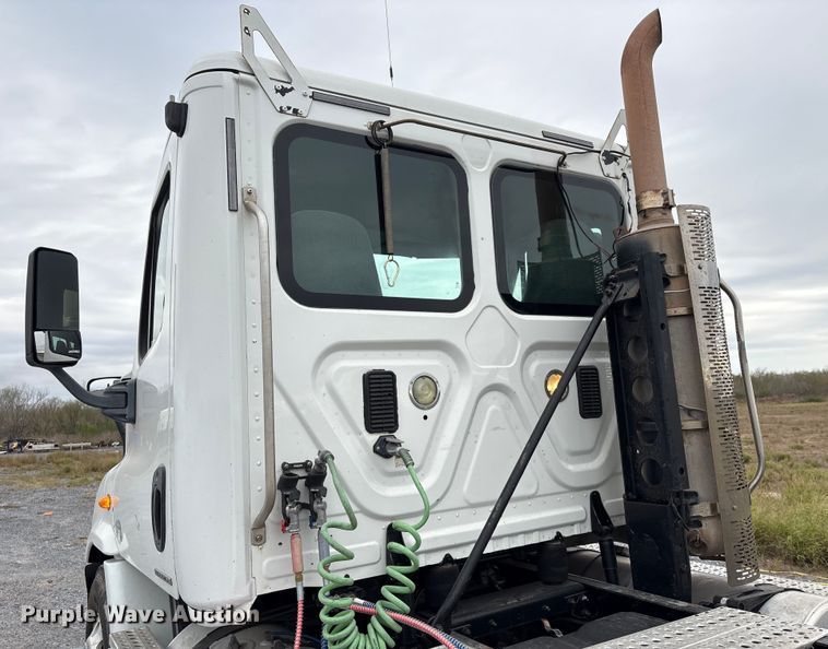 image for item EU7090 2010 Freightliner Cascadia semi truck