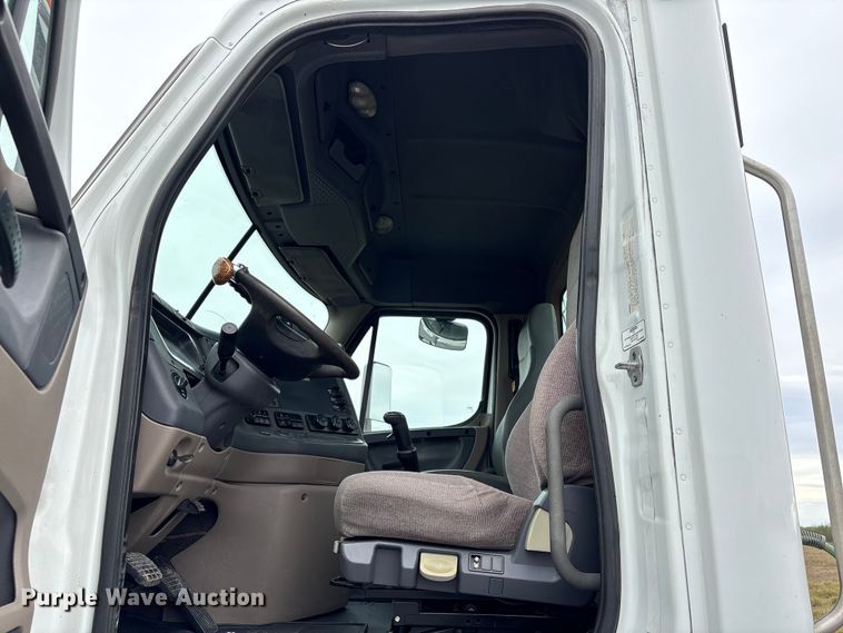 image for item EU7090 2010 Freightliner Cascadia semi truck