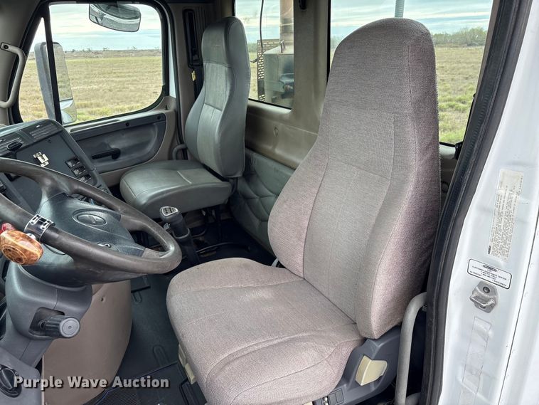 image for item EU7090 2010 Freightliner Cascadia semi truck