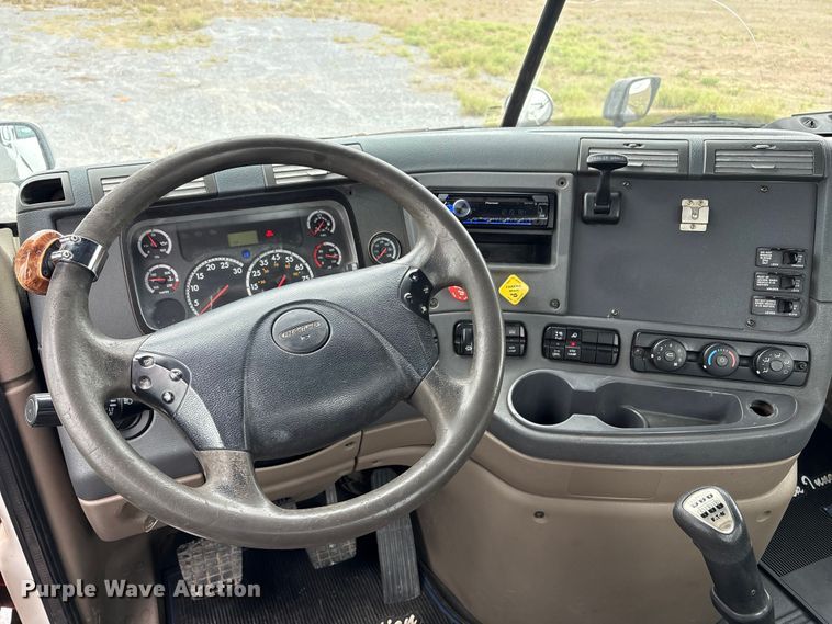 image for item EU7090 2010 Freightliner Cascadia semi truck