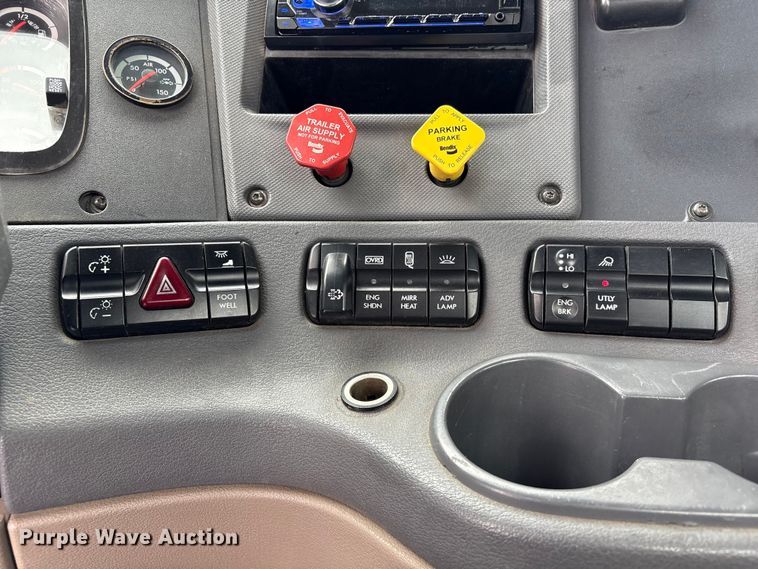 image for item EU7090 2010 Freightliner Cascadia semi truck