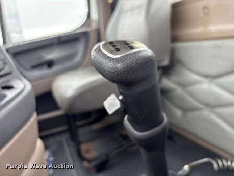 image for item EU7090 2010 Freightliner Cascadia semi truck