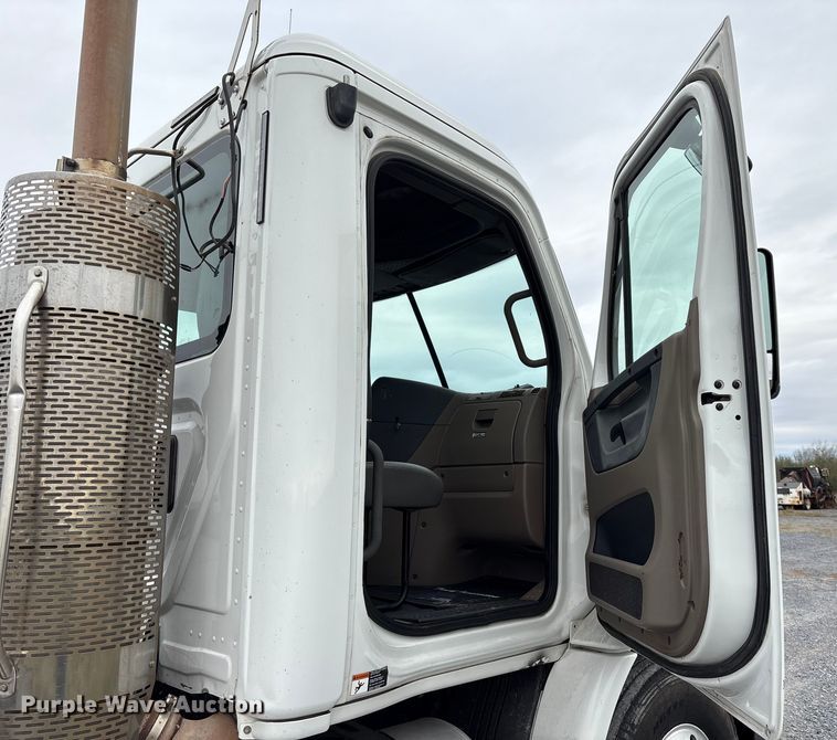 image for item EU7090 2010 Freightliner Cascadia semi truck