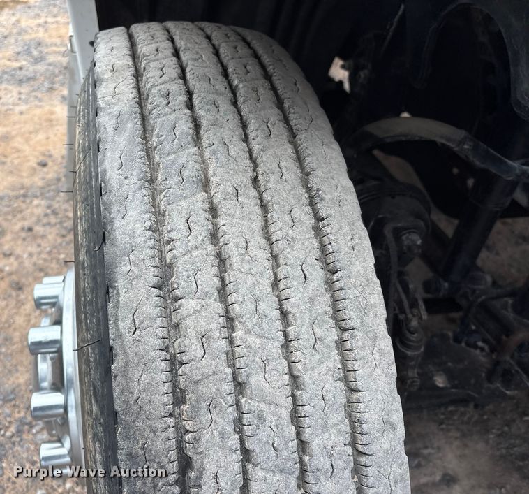 image for item EU7090 2010 Freightliner Cascadia semi truck