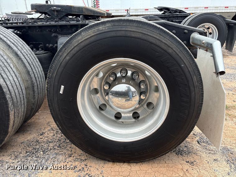 image for item EU7090 2010 Freightliner Cascadia semi truck