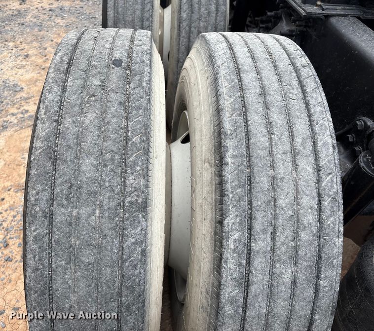 image for item EU7090 2010 Freightliner Cascadia semi truck