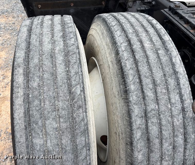 image for item EU7090 2010 Freightliner Cascadia semi truck