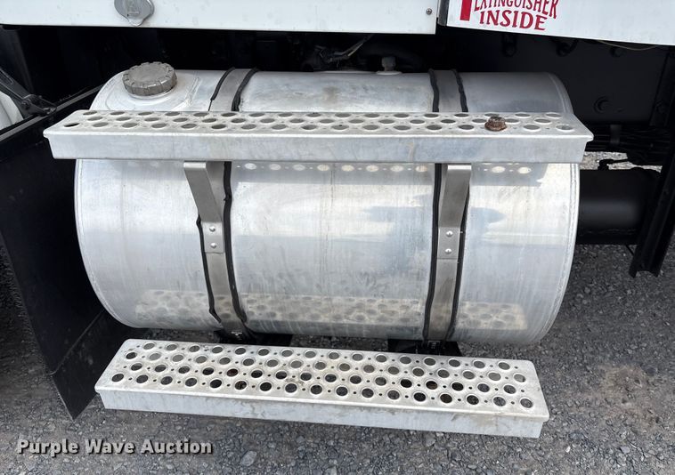 image for item EU7091 2012 Kenworth T800 semi truck