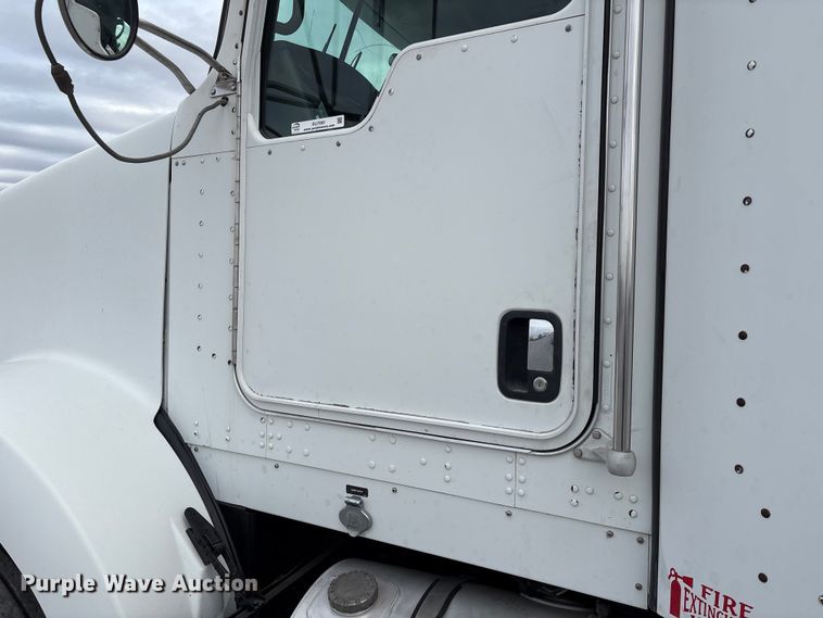 image for item EU7091 2012 Kenworth T800 semi truck