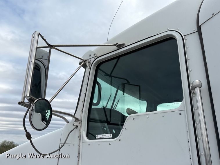 image for item EU7091 2012 Kenworth T800 semi truck