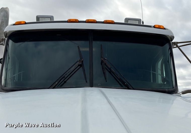 image for item EU7091 2012 Kenworth T800 semi truck