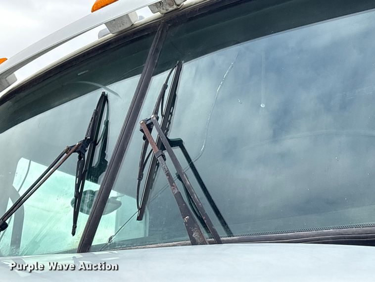 image for item EU7091 2012 Kenworth T800 semi truck