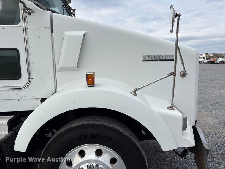 image for item EU7091 2012 Kenworth T800 semi truck