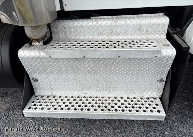 image for item EU7091 2012 Kenworth T800 semi truck