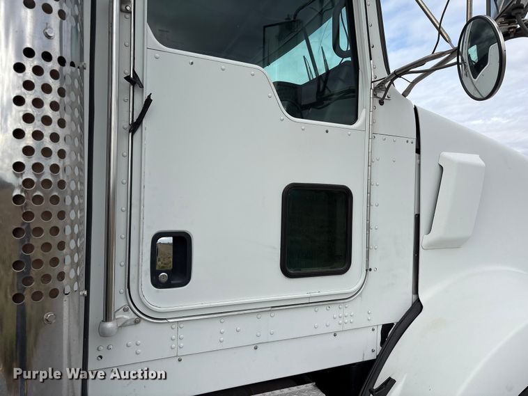 image for item EU7091 2012 Kenworth T800 semi truck