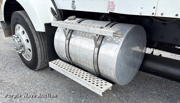 image for item EU7091 2012 Kenworth T800 semi truck